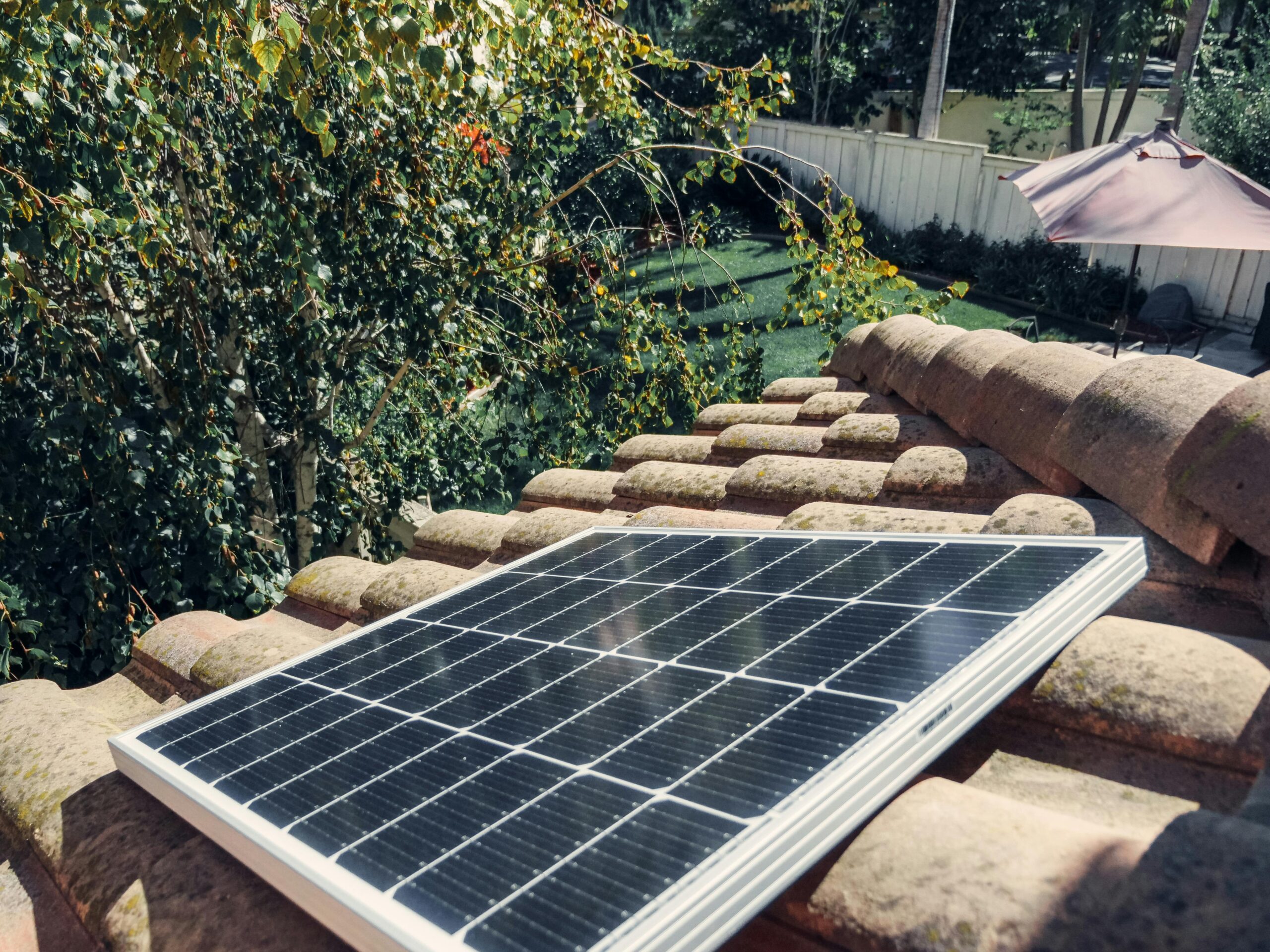 Instalador de paneles solares muestra foto